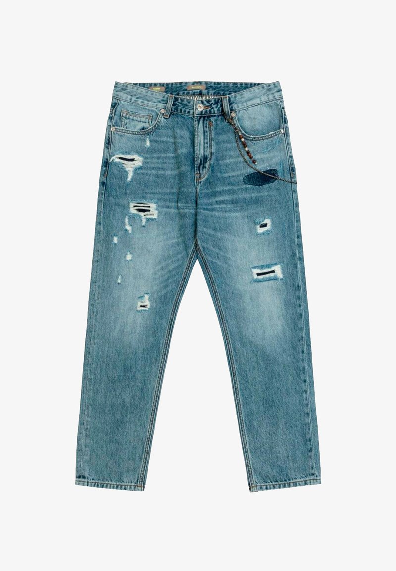 Vaqueros de mezclilla azul claro con un corte relajado, que presentan parches desgastados, desgastes variados y un acento azul cosido en la parte delantera.