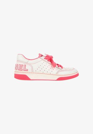 CHANEL, Baskets basses - white