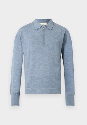 Suéter de punto azul claro de manga larga con cuello y media cremallera en el frente, con puños acanalados.