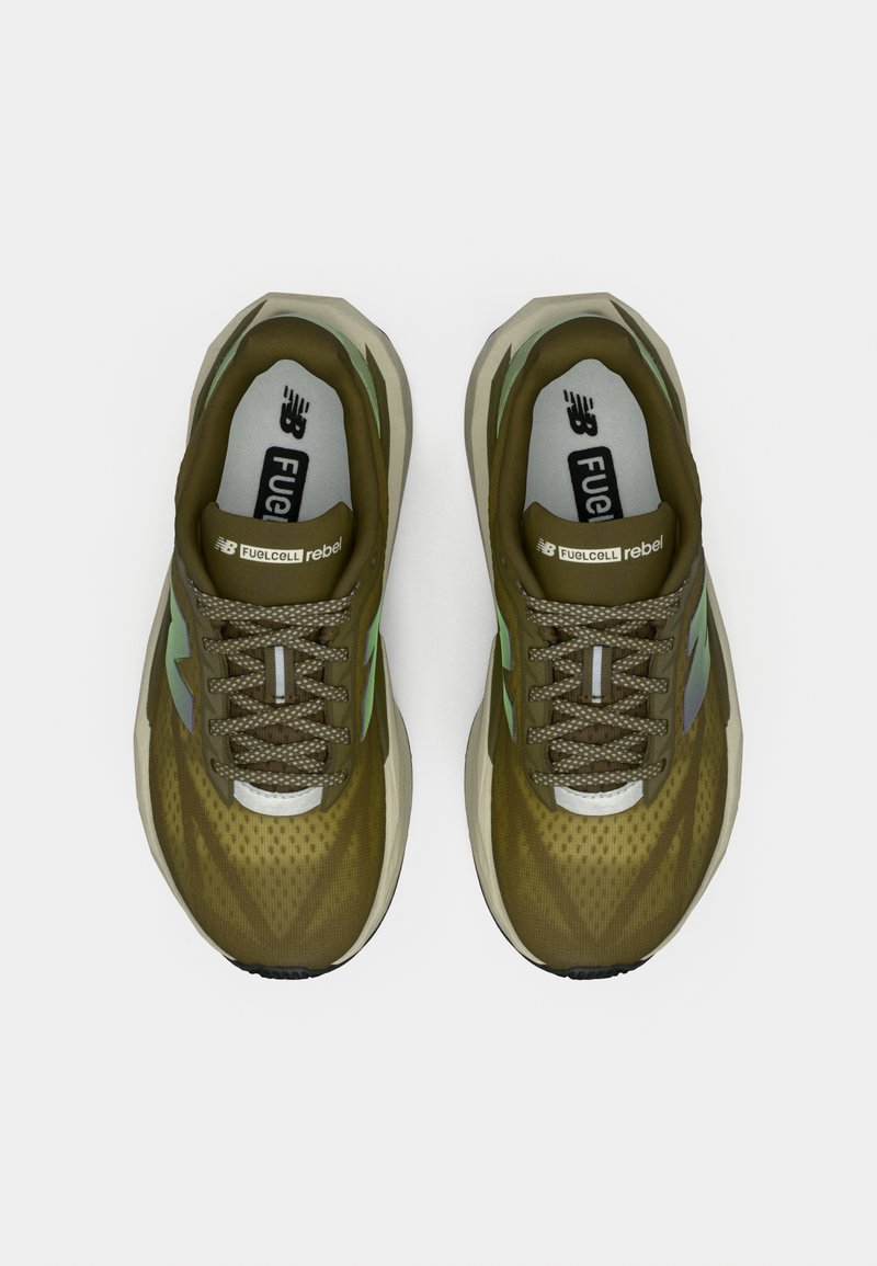 Sneaker sportive verdi con tomaia in rete traspirante, accenti in verde chiaro a contrasto, colletto imbottito e suola ammortizzata.