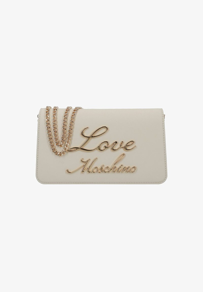 Clutch in pelle beige con logo "Love Moschino" in tonalità oro, dotato di tracolla a catena e forma rettangolare elegante. Textura liscia con design minimalista.