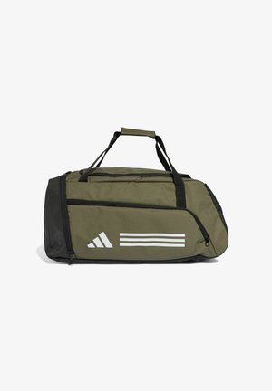 Bolsa de deporte de color verde olivo con detalles en negro. Cuenta con múltiples compartimentos con cremallera y un logo de tres rayas blancas en el lateral.