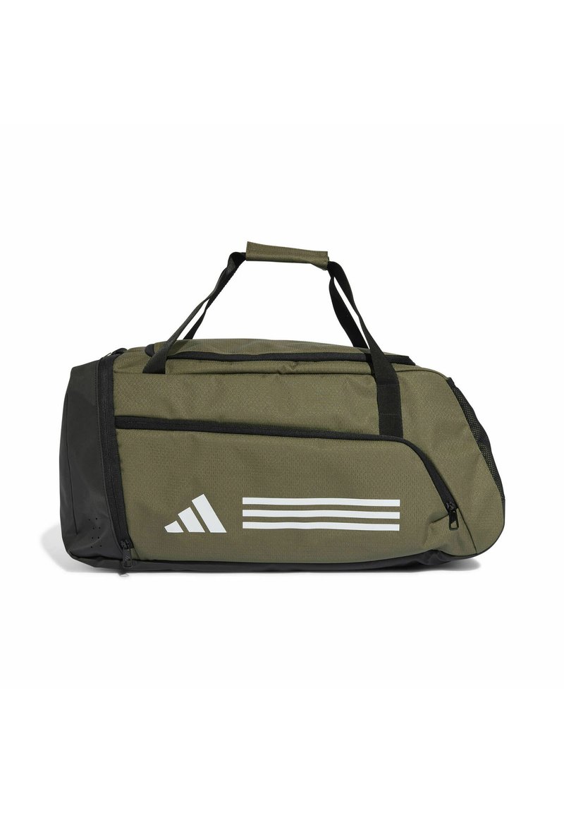Oliven grøn sportsduffel taske med sorte detaljer. Har flere lynlåsrum og tre hvide striber logo på siden.