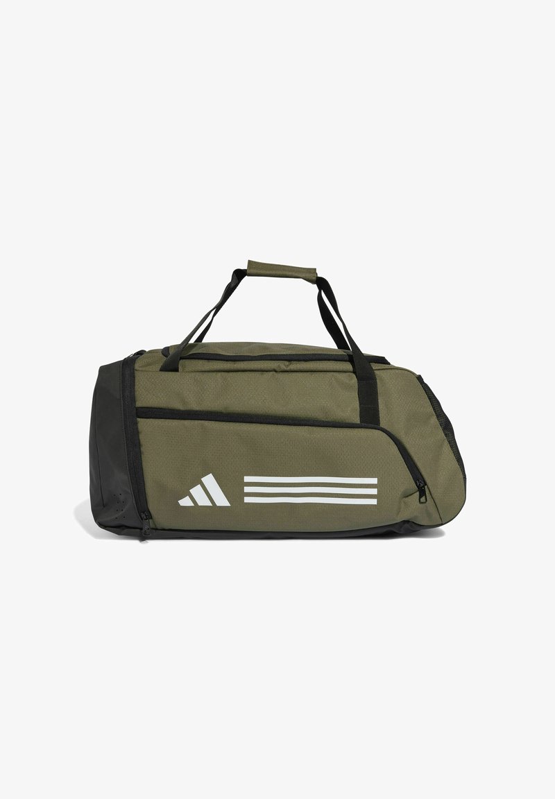 Oliven grøn sportsduffel taske med sorte detaljer. Har flere lynlåsrum og tre hvide striber logo på siden.