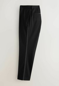 Pantaloni negri dintr-un material neted, cu un model discret cu puncte, croi drept, buzunare laterale și o garnitură contrastantă pe laturi.
