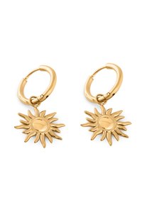 Arany karika fülbevalók nap alakú medálokkal, amelyek szabálytalan sugarakat és sima középső korongokat ábrázolnak, fehér háttéren.