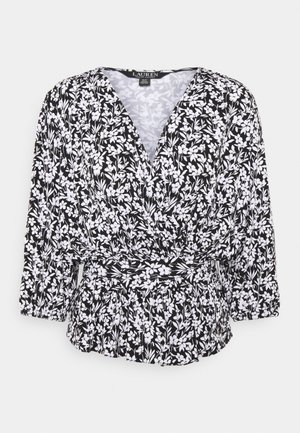 Sort bluse med hvidt blomstermønster, V-hals, trekvartærmer og en samlet talje, lavet af et let materiale.