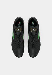Par nogometnih kopačka od crne kože s zelenim logotipom, vezicama i detaljem talijanske zastave, označenih "Stadio Made in Italy."