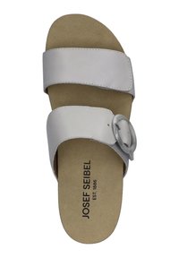 Witte leren slipper met twee brede banden en een ronde gesp. Zachte beige binnenzool met de zwarte merknaam "JOSEF SEIBEL" erop gedrukt.
