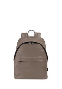 Zaino in pelle di colore taupe neutro, con design arrotondato, doppia cerniera, due tasche frontali e spallacci imbottiti.