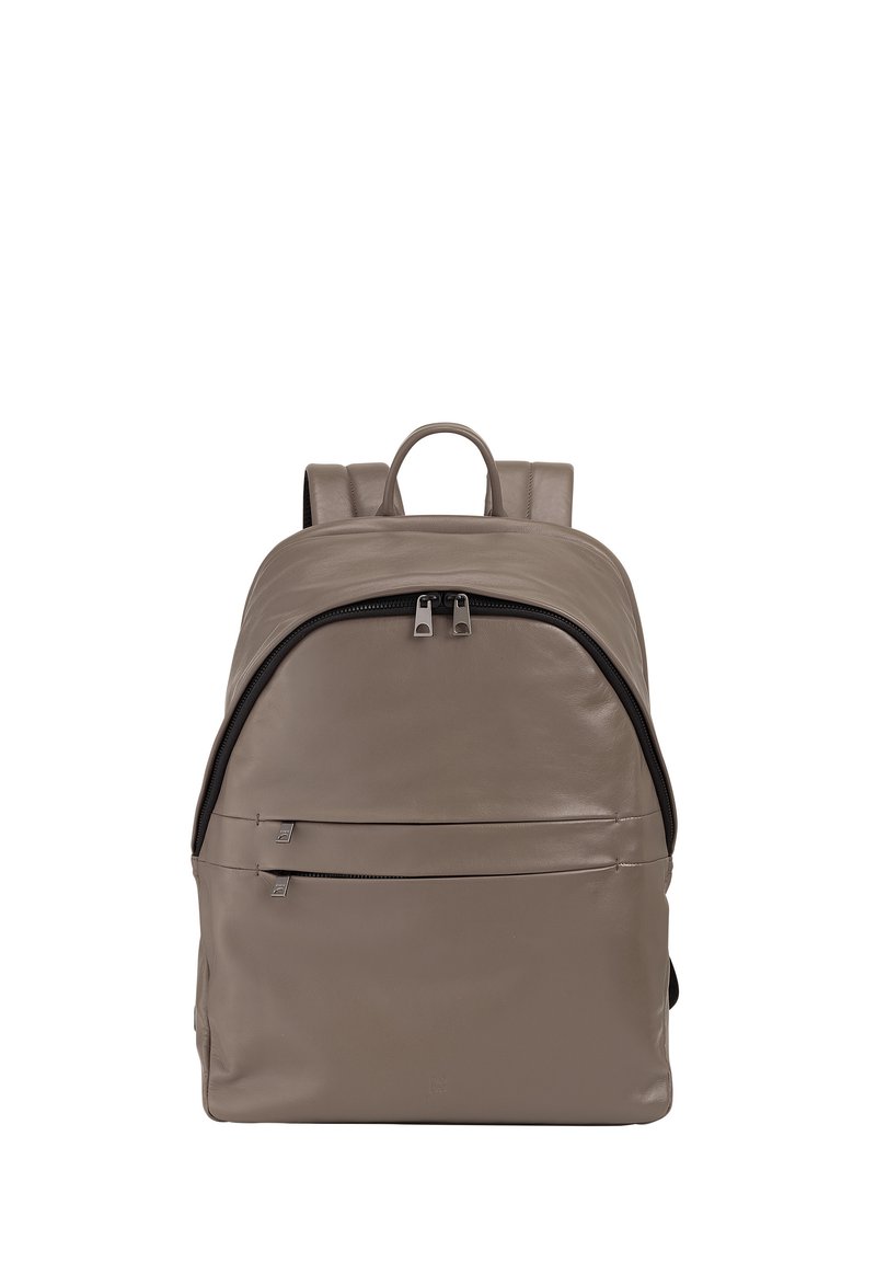 Zaino in pelle di colore taupe neutro, con design arrotondato, doppia cerniera, due tasche frontali e spallacci imbottiti.