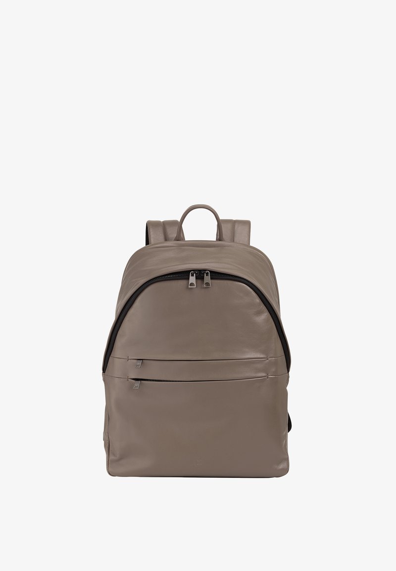 Zaino in pelle di colore taupe neutro, con design arrotondato, doppia cerniera, due tasche frontali e spallacci imbottiti.