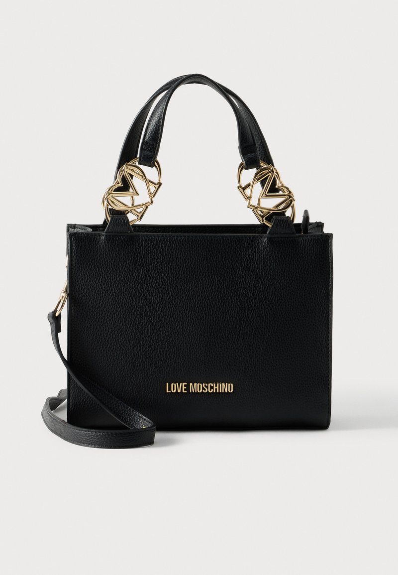 Μαύρη δερμάτινη τσάντα με χρυσαφένιες διακοσμητικές χειρολαβές, λεπτομέρεια λογότυπου στο μπροστινό μέρος και ρυθμιζόμενο λουρί ώμου. Σχεδίαση με δομημένη μορφή.