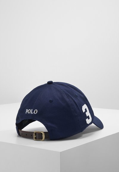 Ναυτικό καπέλο μπέιζμπολ από βαμβάκι με λευκή κέντητη γραφή "Polo" και αριθμό "3". Διαθέτει ρυθμιζόμενο καφέ δερμάτινο λουρί στην πλάτη.