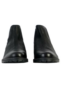 Botas de tobillo de cuero negro con una textura suave, punta redondeada y suela de goma con patrones de tracción. Diseño simple y minimalista.