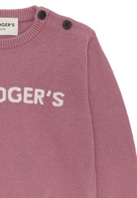 Maglione rosa lavorato a maglia con colletto rotondo, caratterizzato da due bottoni neri sulla spalla e testo del marchio bianco. Texture morbida e vestibilità standard.