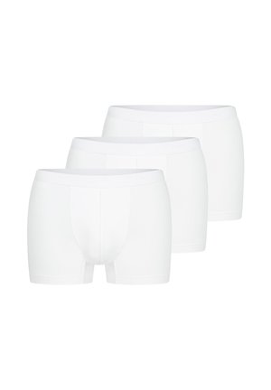 Drei schlichte weiße Herrenboxershorts, die in einer versetzten Linie auf weißem Hintergrund angeordnet sind.