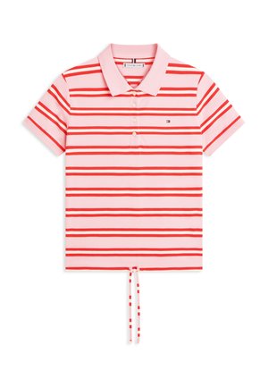 Růžové polo tričko s krátkými rukávy s červenými vodorovnými pruhy, třemi knoflíky vpředu, límečkem a stahovací šňůrkou na spodním okraji.