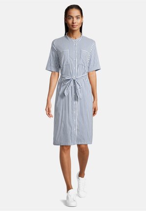 MIT AUFGESETZTER BRUSTTASCHE - Shirt dress - weiß/blau