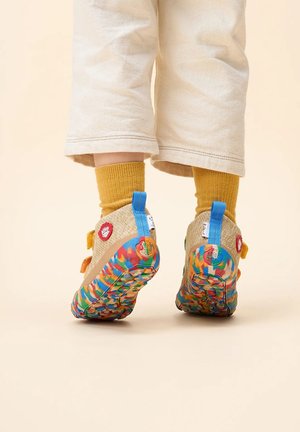 Bunte, gemusterte Schuhe mit einer strukturierten Sohle. Leichtes Obermaterial in Beige, mit orangefarbenen und blauen Akzenten, und verstellbaren Riemen.