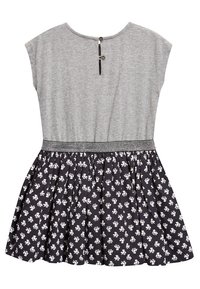 Haut gris avec mancherons, fermeture à pression à l'arrière ; jupe noire avec motif floral blanc. Mélange de coton doux avec taille structurée.