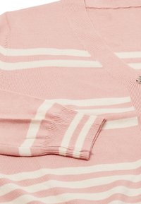 Rosa randig cardigan med V-ringning. Tillverkad av mjukt tyg, den har off-white horisontella ränder och ribbade ärmslut.