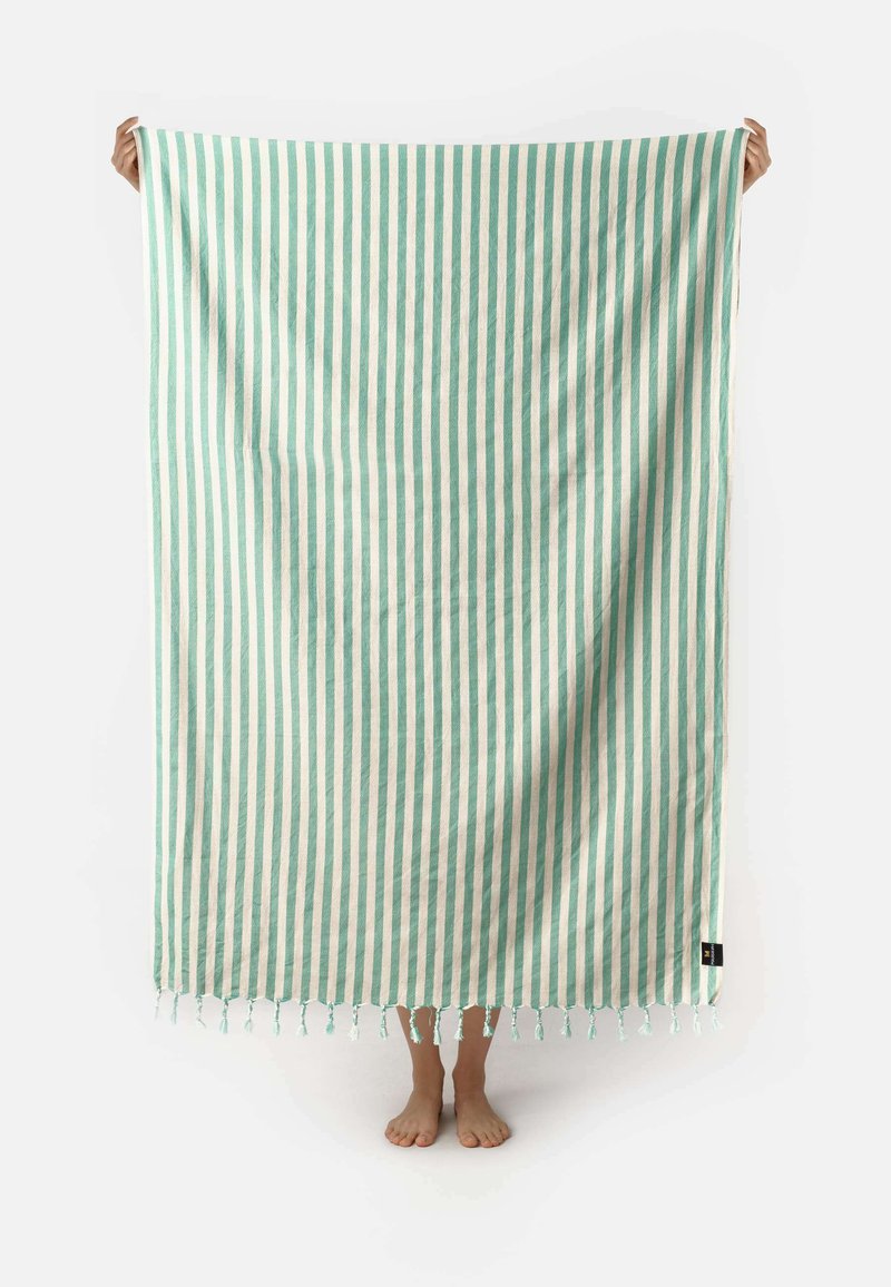Turkse handdoek met groene en witte strepen, voorzien van kwastjes aan de onderrand, gemaakt van lichtgewicht katoenmateriaal. Rechthoekige vorm.