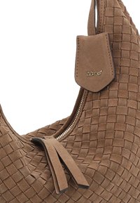 Borsa in suede marrone con motivo intrecciato, chiusura con zip e etichetta in suede attaccata con il nome del marchio "abro" in rilievo.
