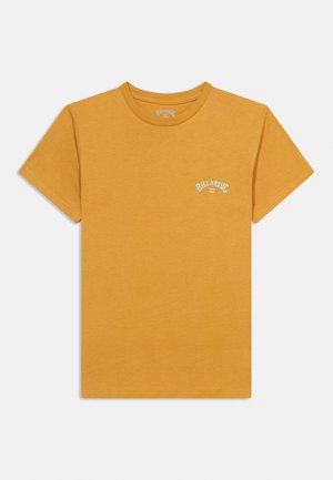 Senapsgul, kortärmad t-shirt med rund halsringning och liten ljusblå "Billabong"-logotyp på vänstra bröstet.