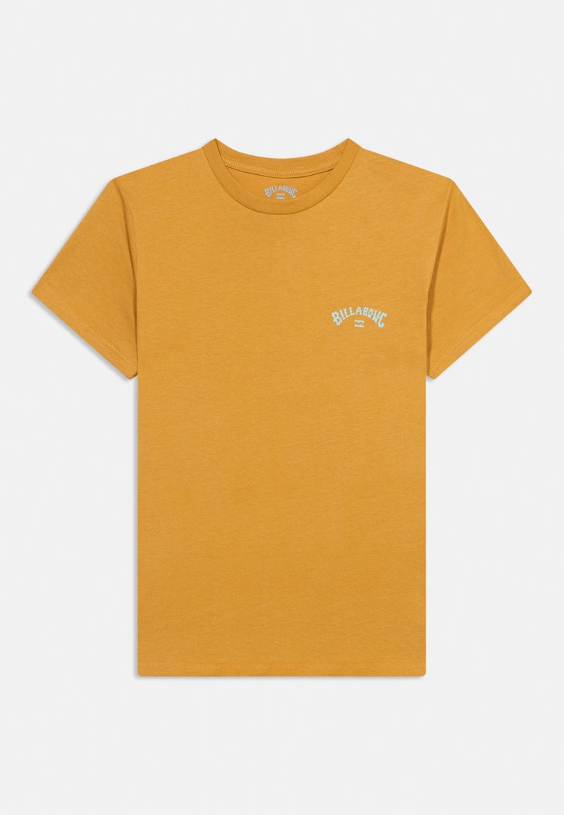 Μουσταρδί κίτρινη κοντομάνικη μπλούζα με στρογγυλή λαιμόκοψη και μικρό ανοιχτό μπλε λογότυπο "Billabong" στο αριστερό στήθος.