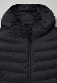 Zwarte gewatteerde jas met een capuchon en een ritssluiting aan de voorkant, met horizontale stiksels en een gladde, glanzende stoffen textuur.