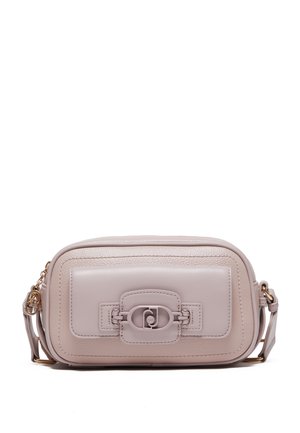 Borsa a tracolla in pelle rosa chiaro con forma rettangolare, superfici lisce e testurizzate, hardware dorato e dettaglio con fibbia frontale.