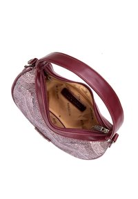 Bordeaux handtas van metallic textuurstof, lederen afwerking, bovenrits en een ruime binnenkant met een logo-geprint voering.