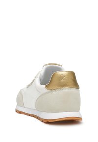 Sneaker bianco con un accento dorato sul tallone, presenta una tomaia in pelle liscia e una sezione in suède grigio testurizzato sul retro. Suola in gomma.