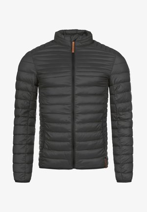 Gewatteerde jas in donkergrijs met een hoge kraag, volledige ritssluiting aan de voorkant en een verticale gestikte patroon. Voorzien van contrasterende rits en labelaccent.