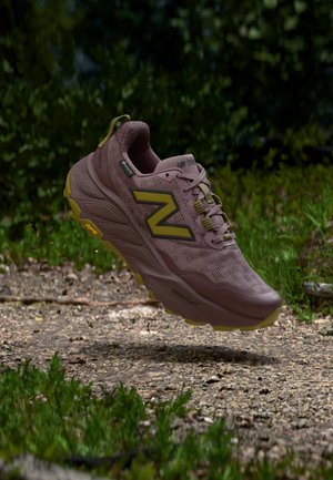 New Balance, HIERRO V9, beige