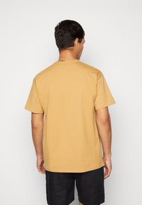 Nike Sportswear TEE - T-shirt básica - gold-coloured