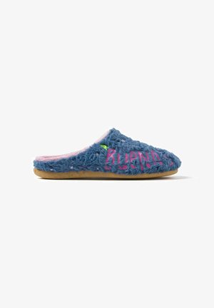 Zapatilla azul de felpa con forro rosa, que presenta texto multicolor de "Buena" y patrones de estrellas. Suela de goma, diseño de apertura redondeada en la parte posterior.