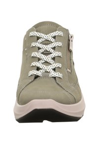 Olivově zelené tenisky s bílými a námořnickými skvrnitými tkaničkami; texturovaný svršek s přišitými detaily a bočním zipem; bílá podrážka s černým základem.