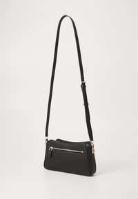 Zwarte crossbody tas van textuurmateriaal, met een voorzak met rits en een verstelbare schouderband met gouden hardware accenten.