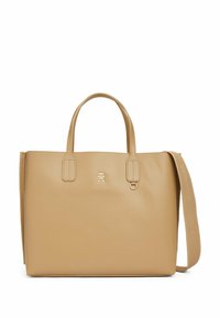 Borsa a tracolla in pelle tan con due manici e una tracolla rimovibile. Presenta un logo dorato e una texture liscia, con elementi di design minimalisti.