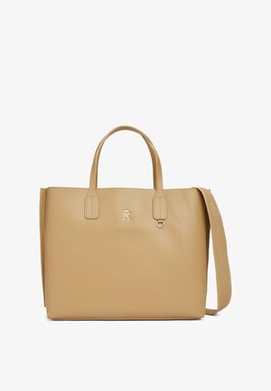 Borsa a tracolla in pelle tan con due manici e una tracolla rimovibile. Presenta un logo dorato e una texture liscia, con elementi di design minimalisti.