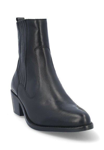 Botín de cuero negro hasta el tobillo con punta afilada, tacón delgado y costillas verticales en el costado. Textura suave y diseño clásico.