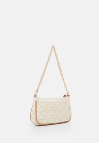 Sac à épaule beige Valentino avec motifs répétés "V" et logos "Valentino", bords garnis et bandoulière en chaîne dorée.