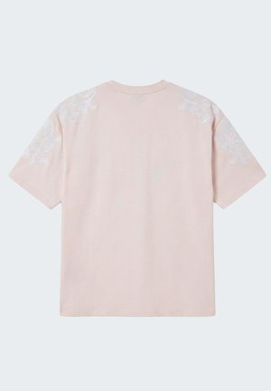 Camicia rosa chiaro a maniche corte con ricamo floreale bianco sulle spalle e sulla parte superiore delle maniche, vista da dietro.