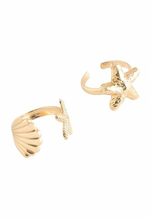 Zwei verstellbare Ringe in Goldoptik, einer mit Muscheldesign und der andere mit einem strukturierten Seesternmotiv, auf weißem Hintergrund.