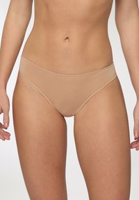 Inserto in tessuto beige in stile bikini con una texture liscia, design a vita media e cuciture minime per il massimo comfort. Adatto per l'uso quotidiano.