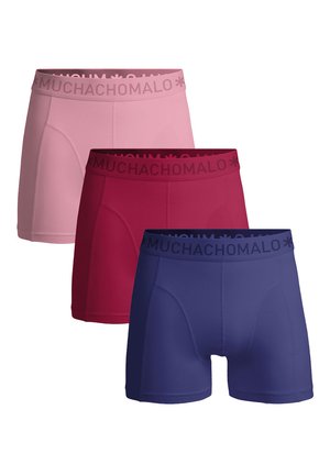 Tri páry boxeriek v ružovej, červenej a modrej farbe, každé s pásom označeným nápisom "MUCHACHOMALO".
