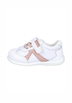 Zapatilla para niño pequeño en blanco y rosa claro con tira de Velcro y cordones elásticos, diseñada para comodidad y fácil uso.