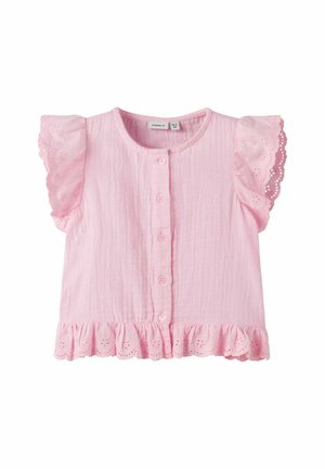 Blouse en coton rose clair avec des manches courtes à volants, un col rond et une fermeture à boutons. Présente une bordure en dentelle à jour au niveau de l'ourlet.